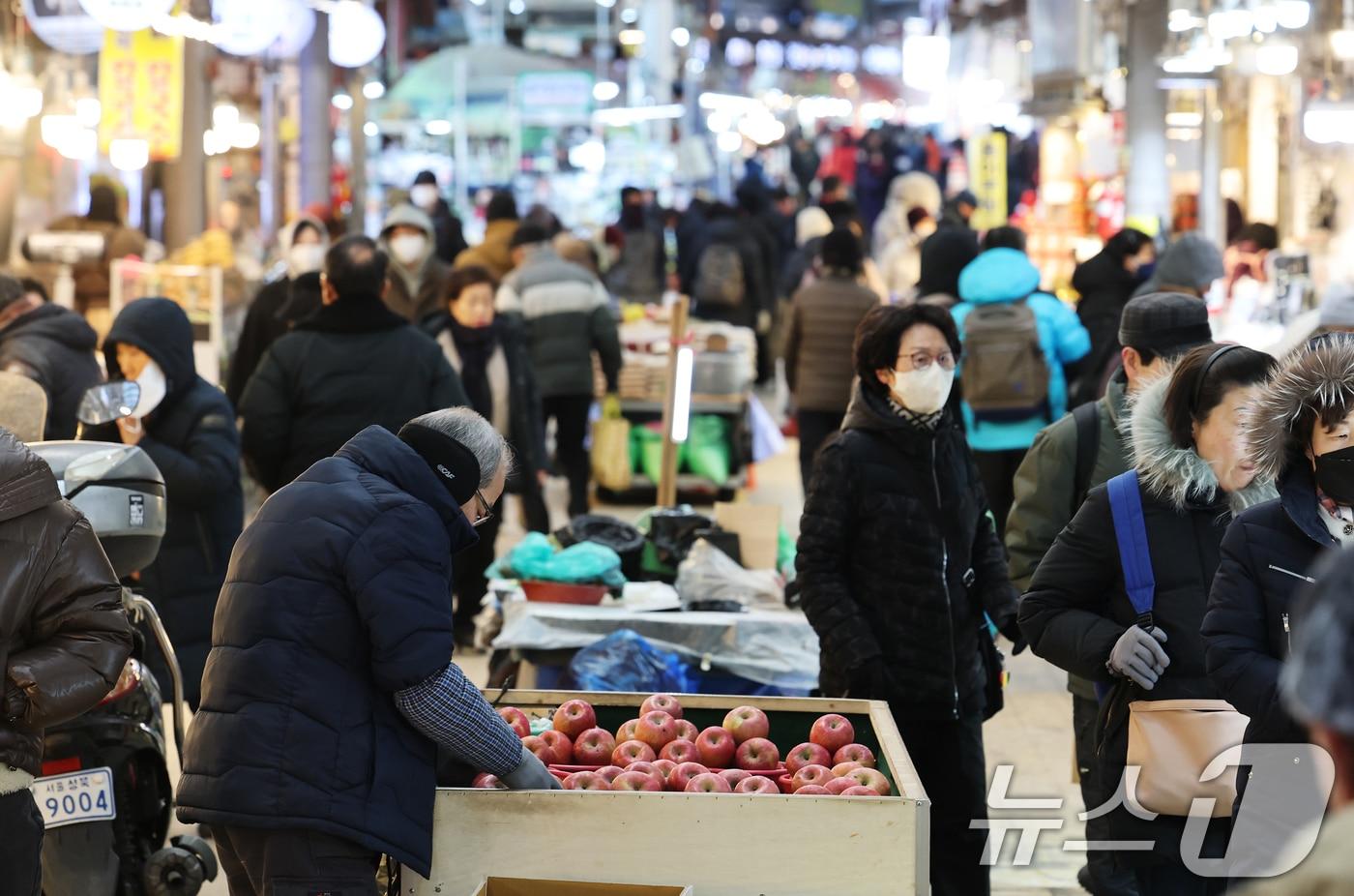 본문 이미지 - 동대문구의 한 전통시장에서 시민들이 장을 보고 있다.2026.1.28/뉴스1 ⓒ News1 오대일 기자