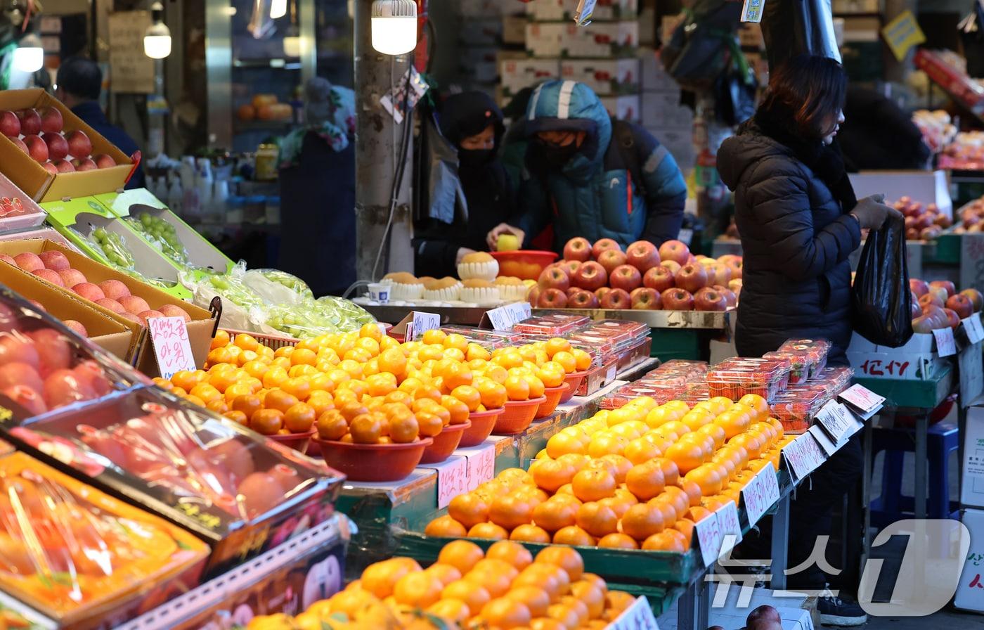 본문 이미지 - 정부가 역대 최대 규모의 공급·할인 대책을 담은 '2026년 설 민생안정 대책'을 발표한 28일 오전 서울 동대문구의 한 전통시장에서 시민들이 장을 보고 있다. 2026.1.28/뉴스1 ⓒ News1 오대일 기자
