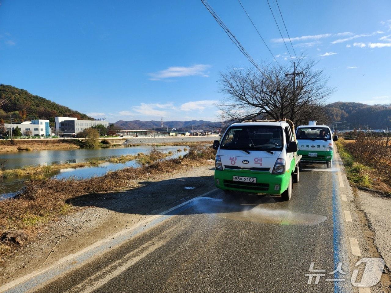 본문 이미지 - Ai 발생 지역 방역 소독하는 천안시. (천안시청 제공. 재판매 및 DB금지)