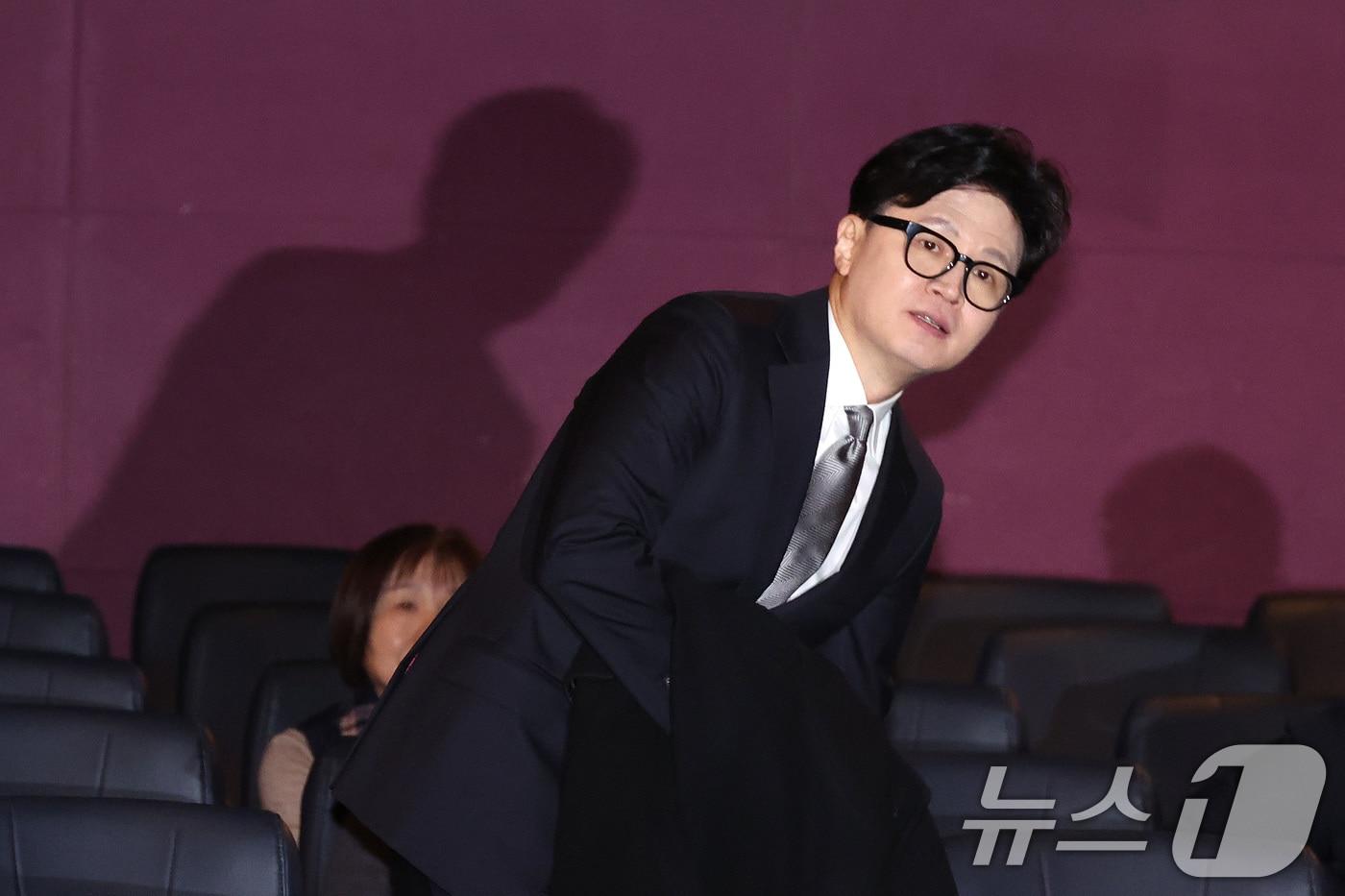본문 이미지 - 한동훈 전 국민의힘 대표가 28일 서울 영등포구의 한 영화관에서 ‘잊혀진 대통령: 김영삼의 개혁시대’를 관람하기 위해 상영관으로 입장하고 있다. 2026.1.28/뉴스1 ⓒ News1 신웅수 기자
