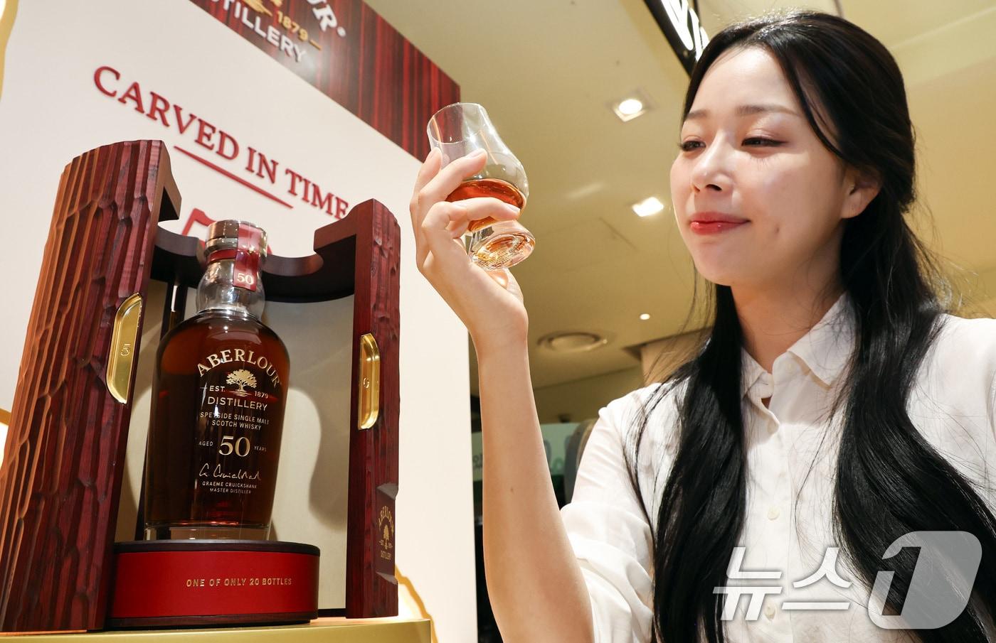 본문 이미지 - 28일 서울 중구 롯데백화점 본점 식품관에서 모델이 설 명절을 맞이해 전세계 단 20병 한정 생산된 '아벨라워 50년산'을 단독으로 선보이고 있다. 아벨라워 50년산의 가격은 1억1천5백만원으로 국내에서는 단 1병만 판매된다. 2026.1.28/뉴스1 ⓒ News1 최지환 기자