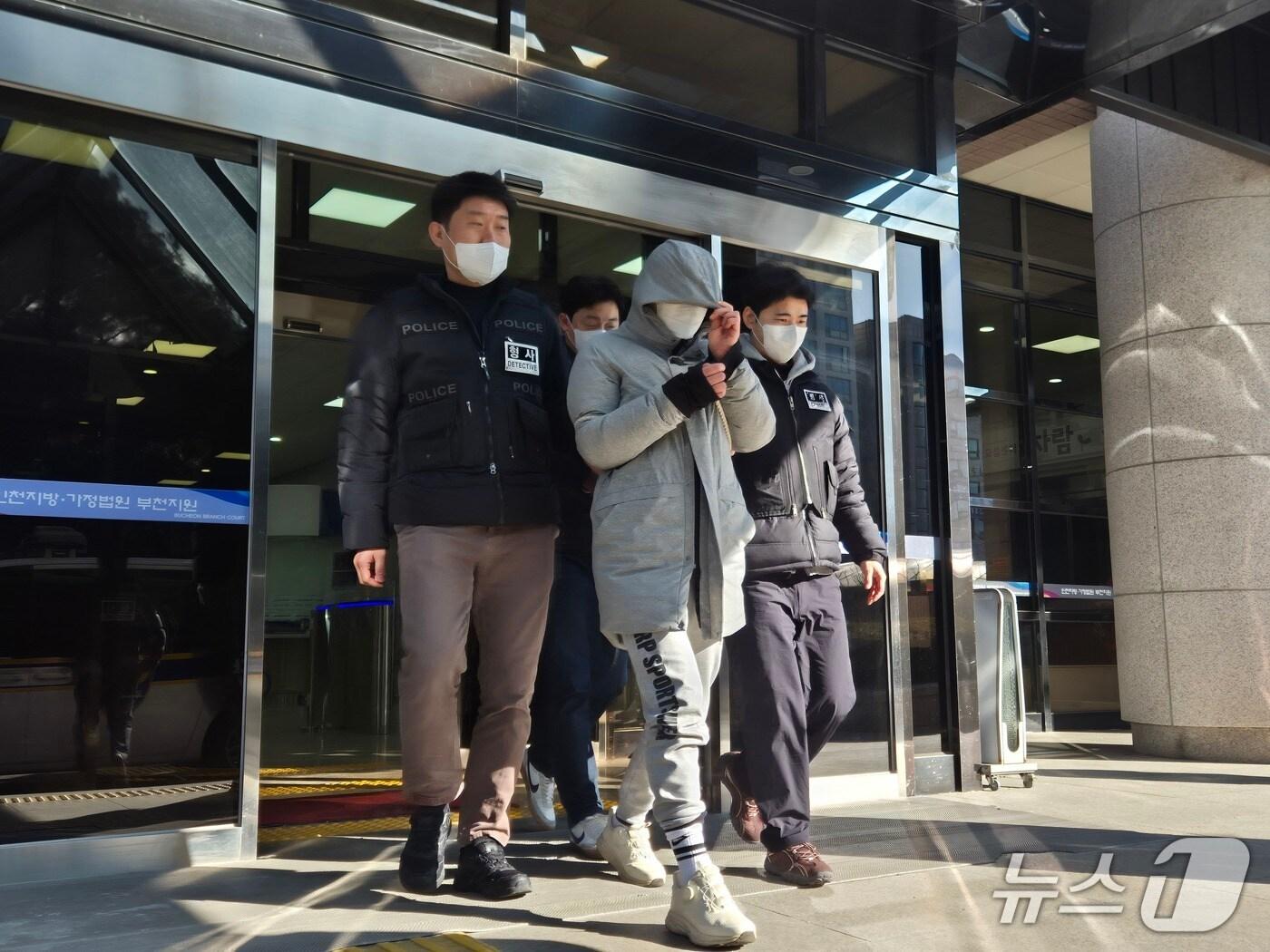 본문 이미지 - 28일 인천지법 부천지원에서 강도살인미수 혐의로 구속 전 피의자심문(영장실질심사)을 받고 건물을 빠져나오고 있는 40대 A 씨/뉴스1