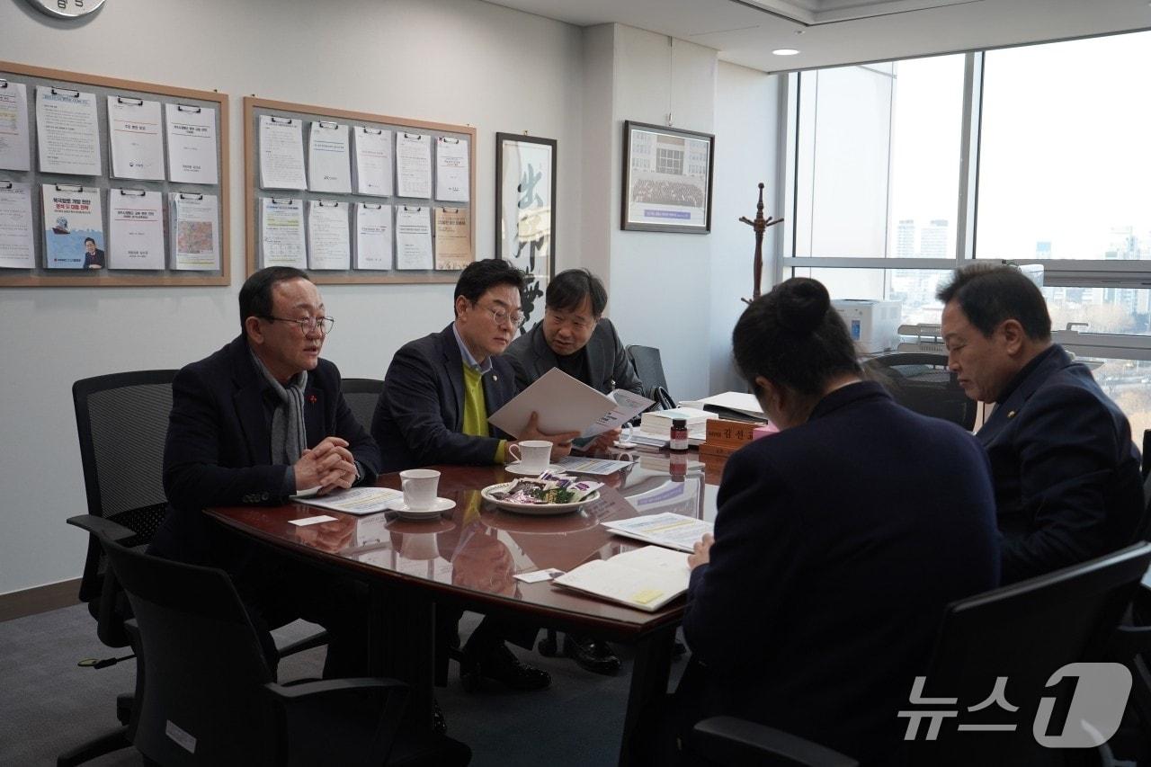 본문 이미지 - 지난 23일 국회 김선교 의원실에서 김덕현 연천군수(왼쪽 첫번째)와 김성원 의원(두번째)이 '동물보호법' 개정안 취지에 대해 설명하고 있다. (연천군 제공, 재판매 및 DB금지)