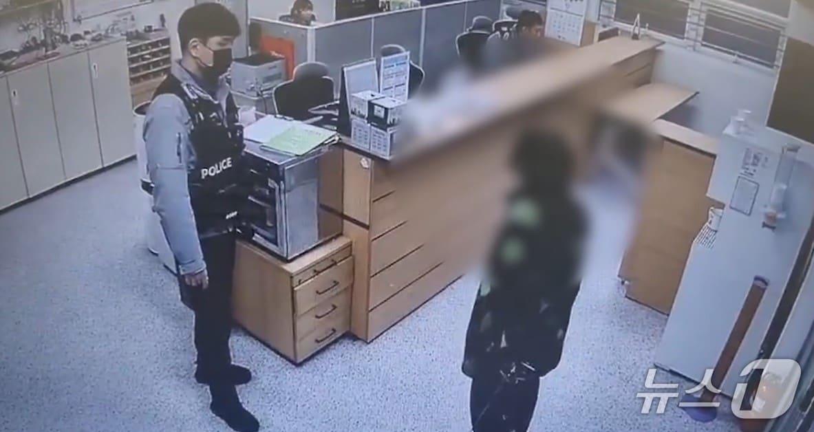 본문 이미지 -  정현조 경위(사진 왼쪽)가 A 씨의 사연을 듣는 모습(경기 김포경찰서 제공/뉴스1)