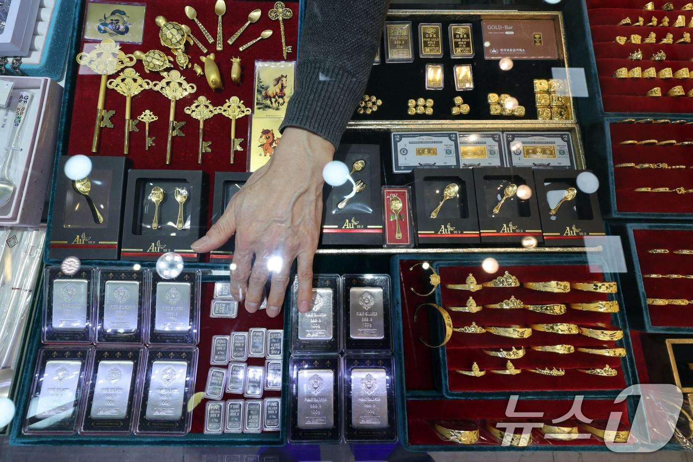 본문 이미지 - 서울 종로구 귀금속 상가에 금과 은 제품 등이 진열돼 있다. (자료사진) 2026.1.28 ⓒ 뉴스1 황기선 기자