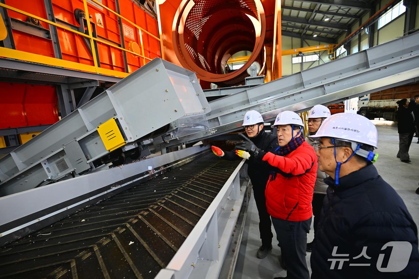 본문 이미지 - 28일 강원 속초시 폐비닐 전문 선별시설 둘러보는 이병선 시장.(속초시 제공, 재판매 및 DB 금지) 2026.1.28/뉴스1