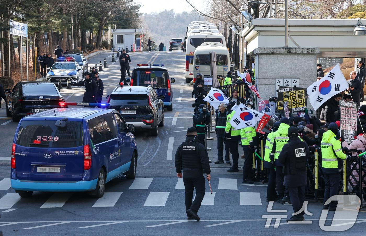 본문 이미지 - 김건희 여사의 자본시장과 금융투자업에 관한 법률 위반, 알선수재, 정치자금법 위반 등 혐의 1심 선고기일인 28일 오후 서울 서초구 중앙지방법원에서 김 여사를 태운 호송차가 들어가고 있다. 2026.1.28/뉴스1 ⓒ News1 안은나 기자