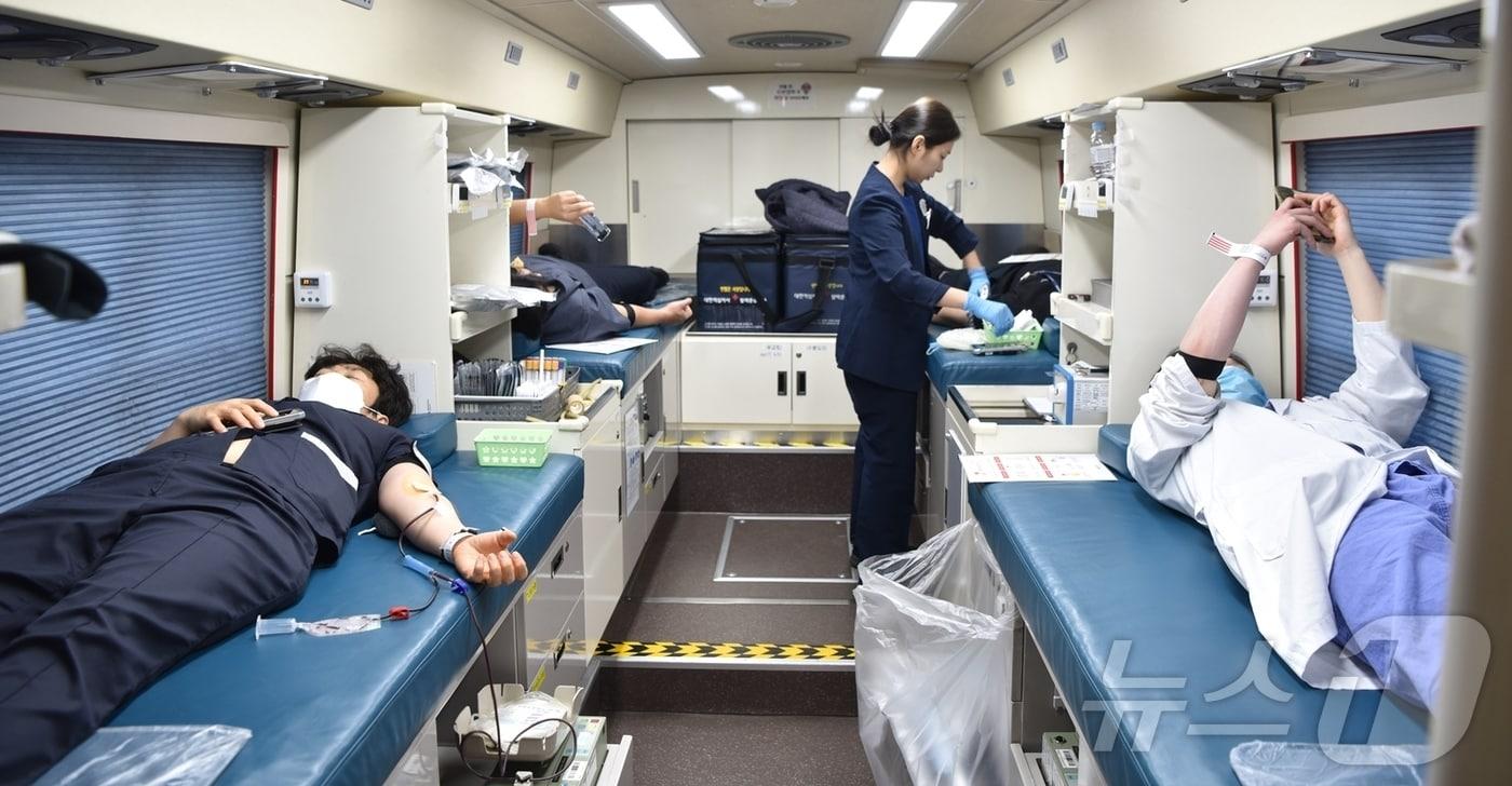 본문 이미지 - 화순전남대학교병원 직원과 내원객들이 28일 병원 주차장 입구에 마련된 대한적십자사 헌혈 차량에서 ‘사랑의 헌혈운동’에 참여하고 있다.(화순전남대병원 제공. 재판매 및 DB 금지) 2026.1.28 2026.1.28/뉴스1 ⓒ News1 최성국 기자