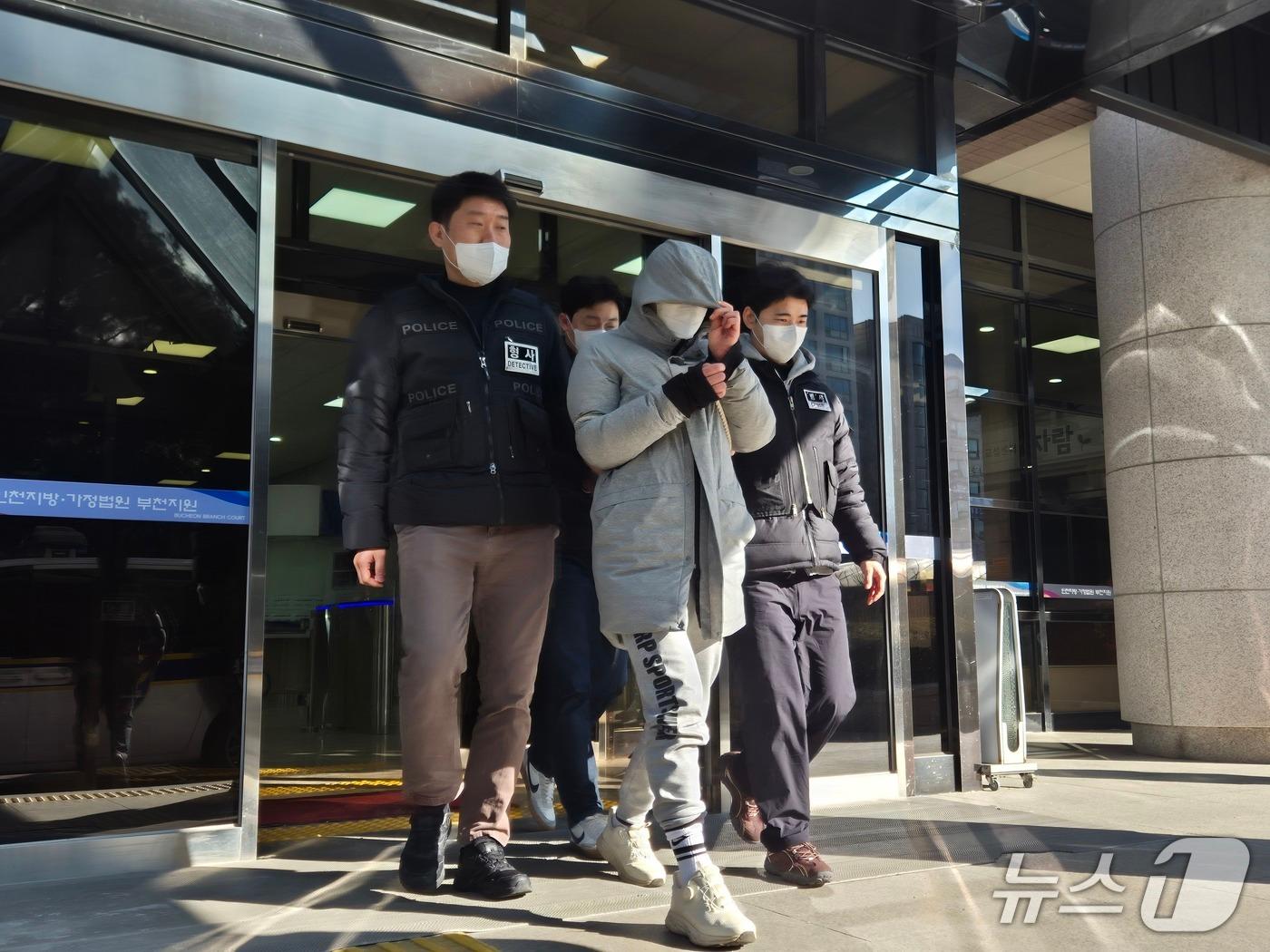 본문 이미지 - 28일 인천지법 부천지원에서 강도살인미수 혐의로 구속 전 피의자심문(영장실질심사)을 받고 건물을 빠져나오고 있는 40대 A 씨/뉴스1 