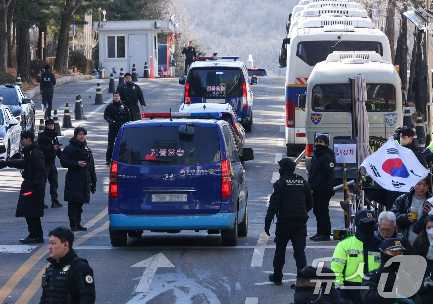 본문 이미지 - 김건희 여사의 자본시장과 금융투자업에 관한 법률 위반, 알선수재, 정치자금법 위반 등 혐의 1심 선고기일인 28일 오후 서울 서초구 중앙지방법원에서 김 여사를 태운 호송차가 들어가고 있다. 2026.1.28/뉴스1 ⓒ News1 안은나 기자