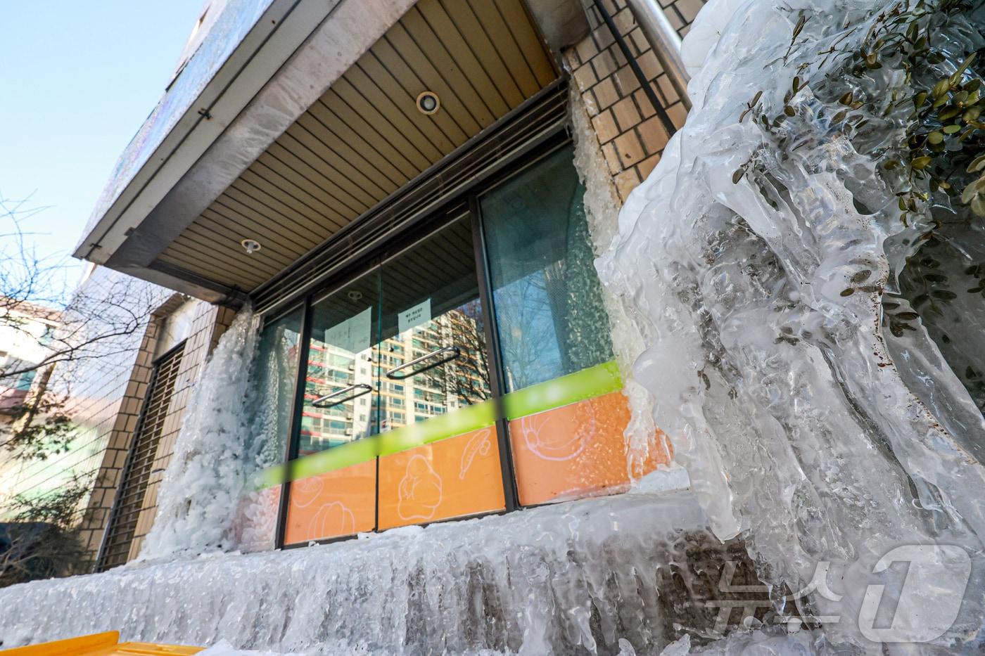 본문 이미지 - 아침 기온 영하 10도를 밑도는 영하권 추위가 계속된 28일 인천 계양구 한 건물의 수도관이 터져 입구가 얼음으로 막혀 있다. 2026.1.28/뉴스1 ⓒ News1 이호윤 기자