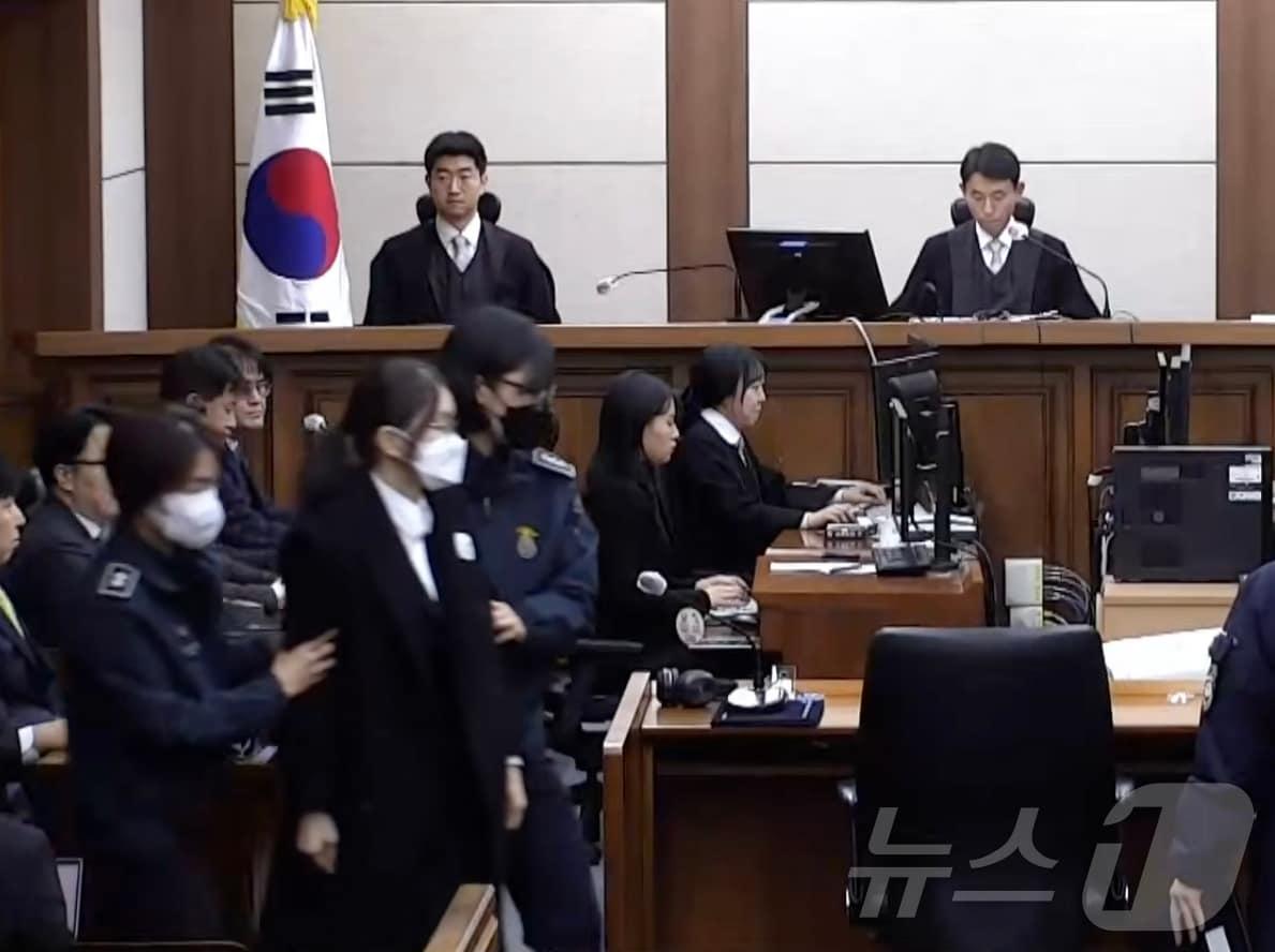 본문 이미지 - 김건희 여사가 28일 오후 서울 서초구 중앙지방법원에서 자본시장법·정치자금법 위반, 특정범죄 가중처벌법상 알선수재 혐의 1심 선고 공판에 출석하고 있다. (MBC 유튜브 영상 캡처. 재판매 및 DB 금지) 2026.1.28/뉴스1 ⓒ News1 김진환 기자