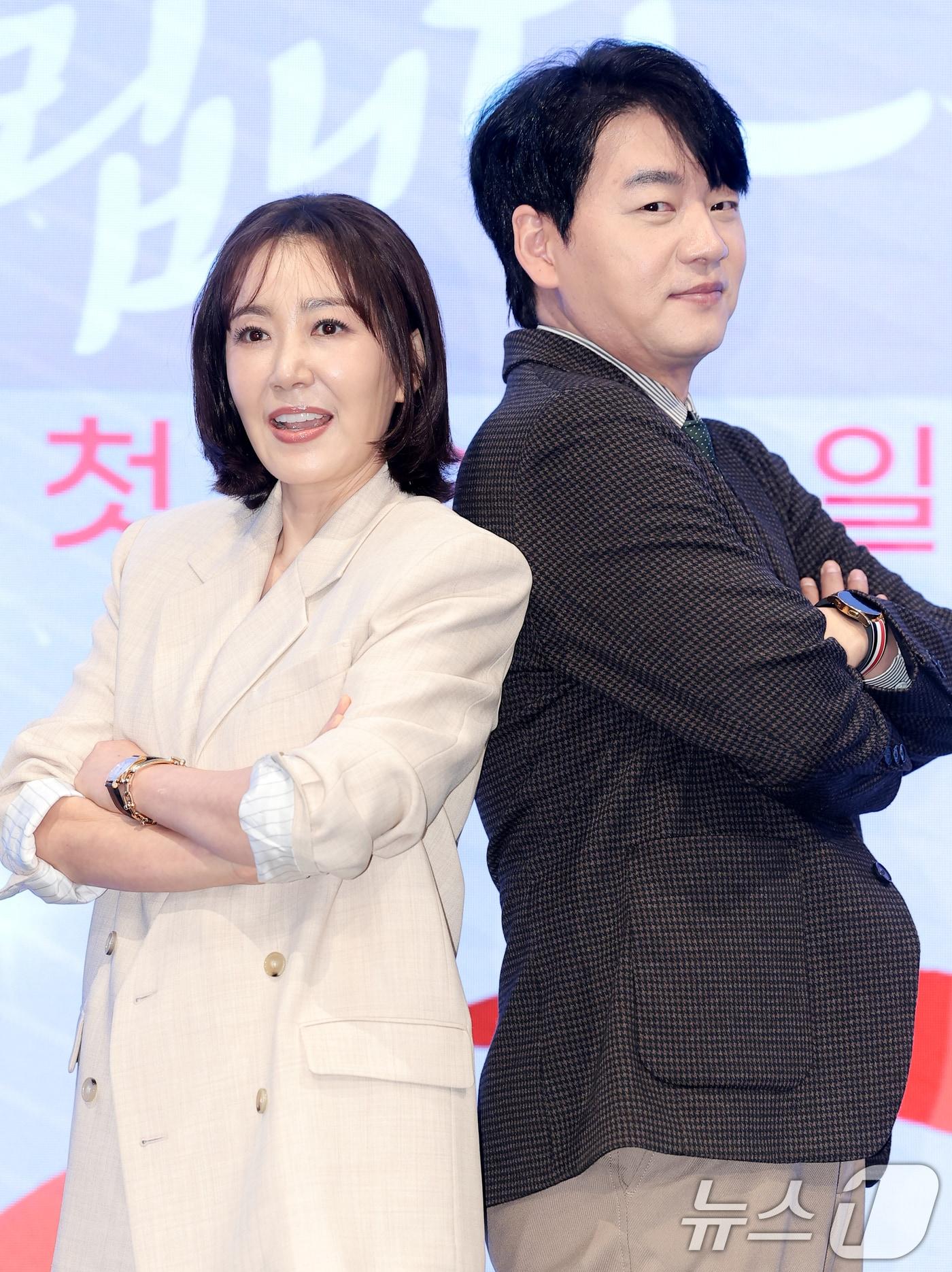 본문 이미지 - 배으 유호정과 김승수(오른쪽)가 14일 오후 서울 구로구 더세인트에서 열린 KBS 2TV 새 주말드라마 '사랑을 처방해 드립니다'(극본 박지숙/ 연출 한준서) 제작발표회에 참석해 포즈를 취하고 있다. '사랑을 처방해 드립니다'는 30년 동안 악연으로 얽혔던 두 집안이 오해를 풀고 서로의 상처를 보듬으며, 결국 하나의 가족으로 다시 태어나는 패밀리 메이크업 드라마다. 2026.1.28/뉴스1 ⓒ News1 권현진 기자