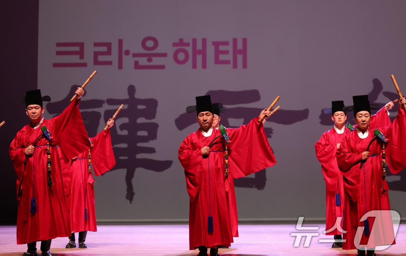 본문 이미지 - 크라운해태 임직원들이 28일 광주예술의전당에서 전통음악공연 '제7회 크라운해태 한음회'를 앞두고 리허설 중 종묘제례일무 전폐희문을 선보이고 있다. ⓒ News1 박지현 기자