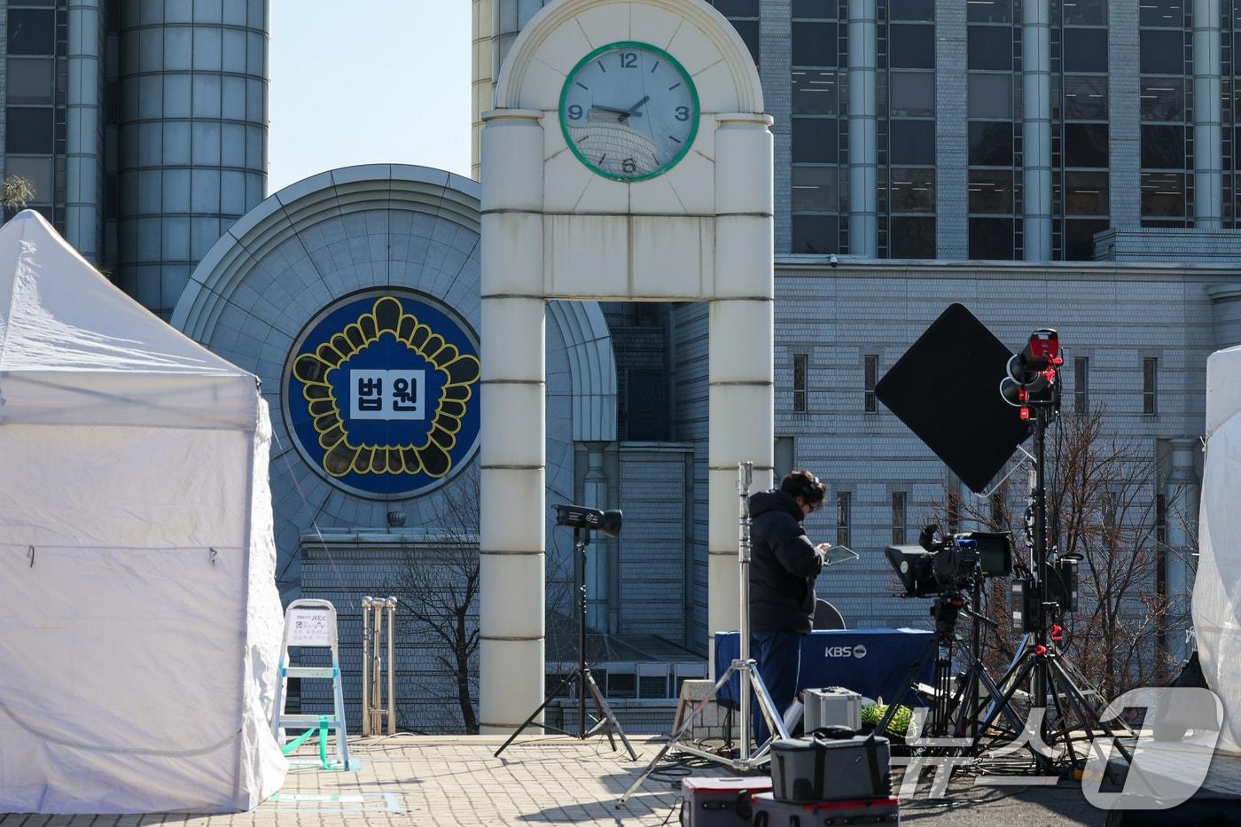 본문 이미지 - 김건희 여사의 자본시장과 금융투자업에 관한 법률 위반, 알선수재, 정치자금법 위반 등 혐의 1심 선고기일인 28일 오후 서울 서초구 중앙지방법원에서 방송사 관계자들이 중계 준비를 하고 있다. 2026.1.28/뉴스1 ⓒ News1 안은나 기자