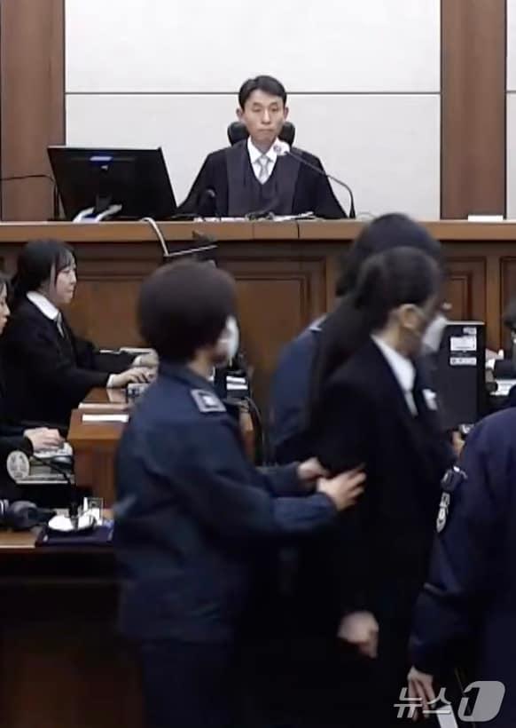 본문 이미지 - 28일 오후 서울중앙지법 형사합의27부 재판장 우인성 부장판사가 김건희 여사의 1심 선고 공판 출석 모습을 지켜보고 있다. (중앙지법 제공. 재판매 및 DB 금지) 2026.1.28/뉴스1 ⓒ News1 김진환 기자