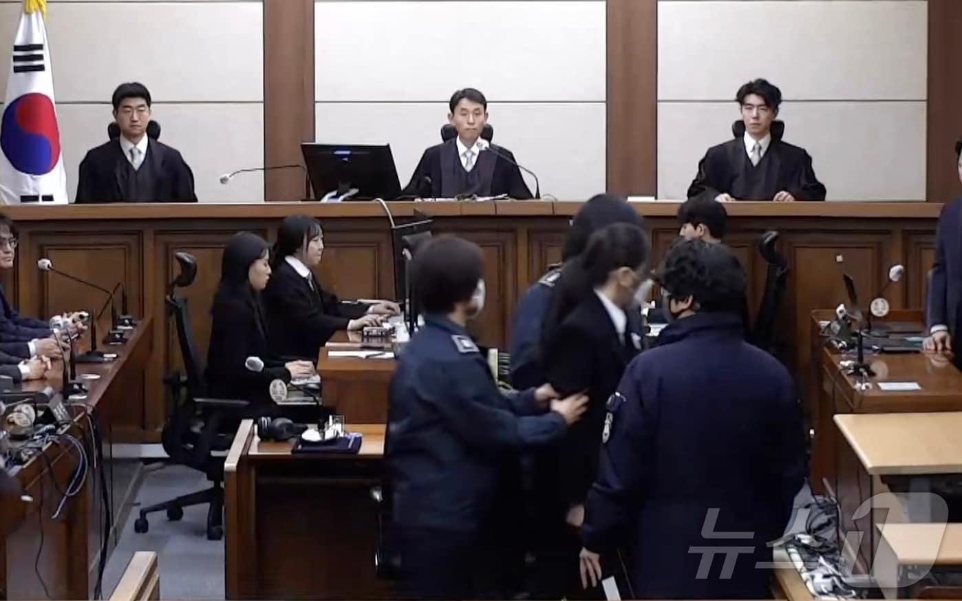 본문 이미지 - 김건희 여사가 28일 오후 서울 서초구 중앙지방법원에서 자본시장법·정치자금법 위반, 특정범죄 가중처벌법상 알선수재 혐의 1심 선고 공판에 출석하고 있다. (중앙지법 제공. 재판매 및 DB 금지) 2026.1.28 ⓒ 뉴스1 김진환 기자