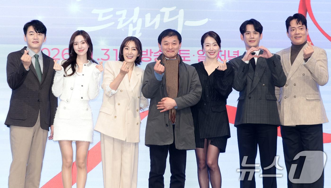 본문 이미지 - 배우 김승수(왼쪽부터)와 진세연, 유호정, 한준서 PD, 소이현, 박기웅, 김형묵이 14일 오후 서울 구로구 더세인트에서 열린 KBS 2TV 새 주말드라마 '사랑을 처방해 드립니다'(극본 박지숙) 제작발표회에 참석해 포즈를 취하고 있다. '사랑을 처방해 드립니다'는 30년 동안 악연으로 얽혔던 두 집안이 오해를 풀고 서로의 상처를 보듬으며, 결국 하나의 가족으로 다시 태어나는 패밀리 메이크업 드라마다. 2026.1.28/뉴스1 ⓒ News1 권현진 기자