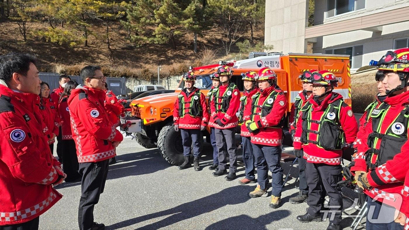 본문 이미지 - 최수천 동부지방산림청장이 28일 영월국유림관리소를 방문해 산불재난특수진화대원들을 격려하고 있다.(동부산림청 제공, 재판매 및 DB 금지) 2026.1.28/뉴스1