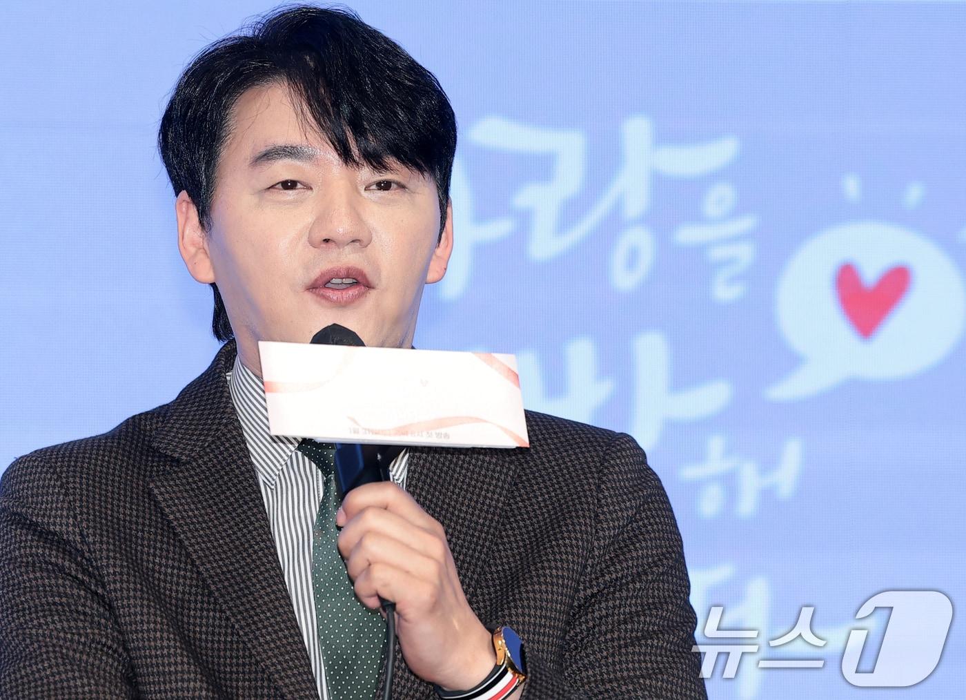 본문 이미지 - 배우 김승수가 14일 오후 서울 구로구 더세인트에서 열린 KBS 2TV 새 주말드라마 '사랑을 처방해 드립니다'(극본 박지숙) 제작발표회에 참석해 취재진 질문에 답하고 있다. '사랑을 처방해 드립니다'는 30년 동안 악연으로 얽혔던 두 집안이 오해를 풀고 서로의 상처를 보듬으며, 결국 하나의 가족으로 다시 태어나는 패밀리 메이크업 드라마다. 2026.1.28/뉴스1 ⓒ News1 권현진 기자