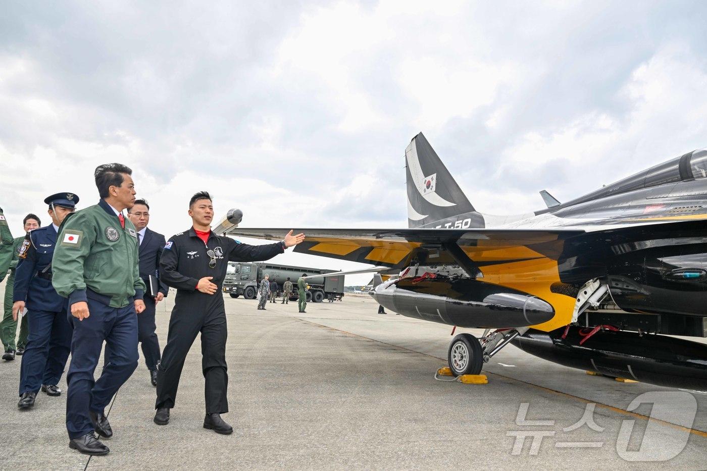 본문 이미지 - 공군은 특수비행팀 블랙이글스가 28일 오전 사우디아라비아에서 열리는 국제 방위산업 전시회(WDS)에 참가하기 위해 원주기지를 출발했다고 밝혔다. 사진은 28일 블랙이글스 조종사가 미야자키 마사히사 방위부대신 등 일본 방위성 및 항공자위대 관계자들에게 T-50B 항공기에 대해 설명하고 있는 모습. (공군 제공. 재판매 및 DB 금지) 2026.1.28/뉴스1