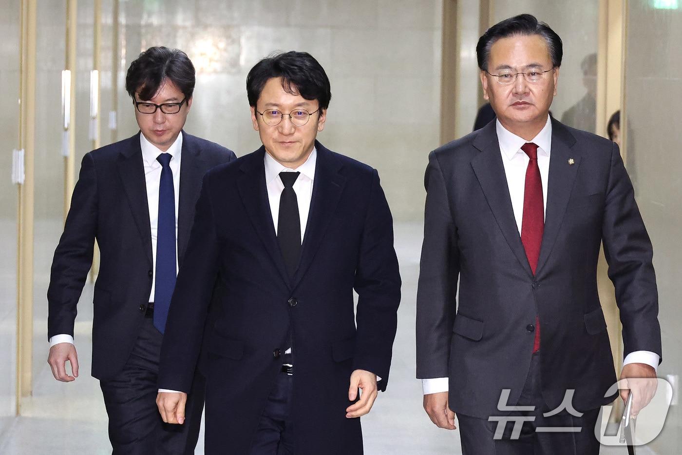 본문 이미지 - 천준호 더불어민주당 원내운영수석부대표와 유상범 국민의힘 원내수석부대표가 28일 서울 여의도 국회에서 회동하기 위해 회의실로 향하고 있다. 2026.1.28/뉴스1 ⓒ News1 신웅수 기자