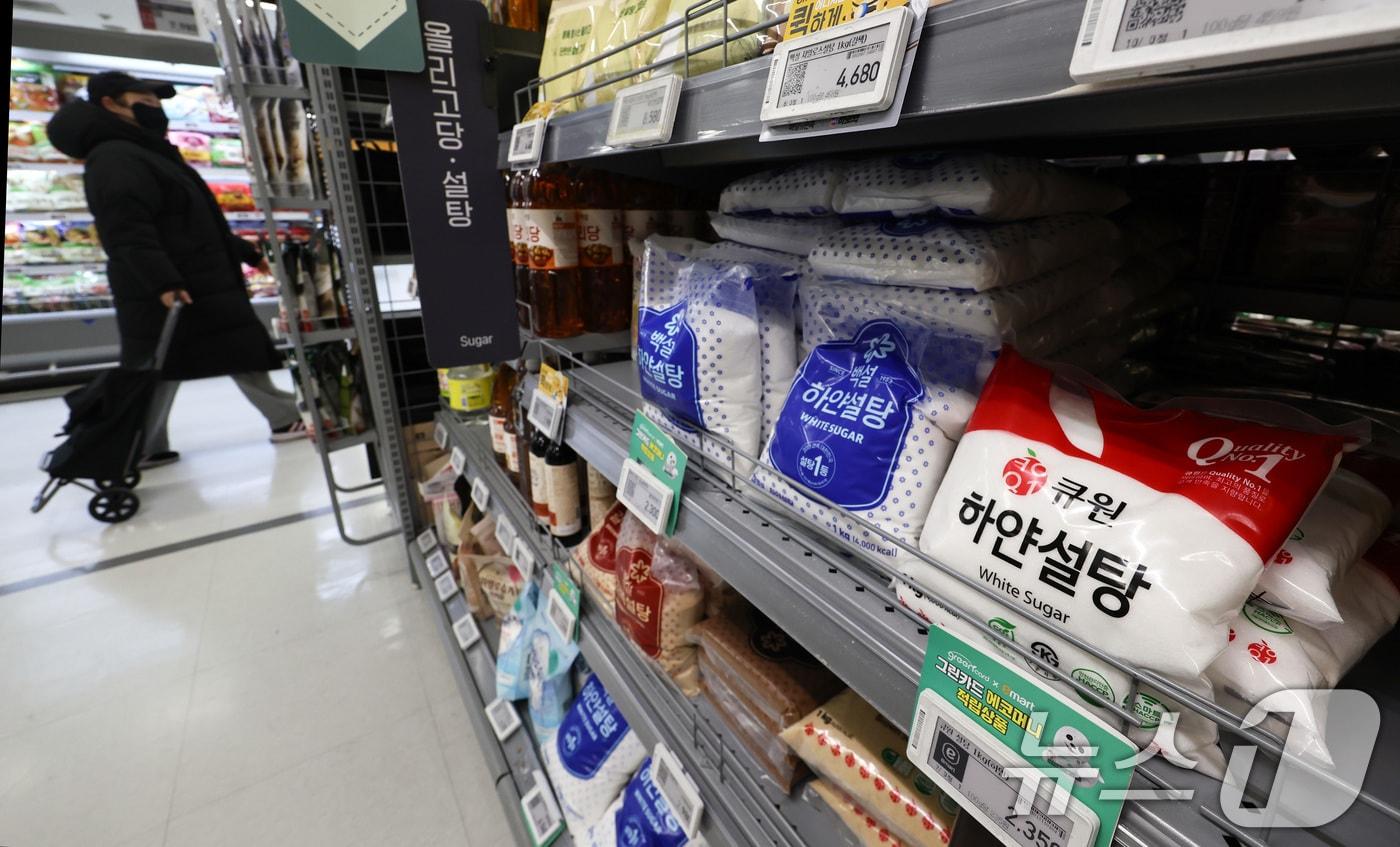 본문 이미지 - 지난 28일 서울 시내 한 대형마트에 설탕 제품들이 진열되어 있다. 이재명 대통령은 이날 X(구 트위터)를 통해 첨가당을 과다하게 사용하는 기업에 '설탕 부담금'을 부과하는 방안을 거론했다. /뉴스1 ⓒ News1 최지환 기자