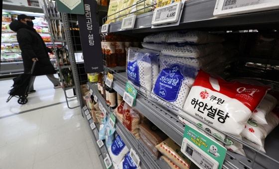 본문 이미지 - 28일 서울 시내 한 대형마트에 설탕 제품들이 진열되어 있다. 이재명 대통령은 이날 X(구 트위터)를 통해 첨가당을 과다하게 사용하는 기업에 '설탕 부담금'을 부과하는 방안을 거론했다. 2026.1.28/뉴스1 ⓒ News1 최지환 기자