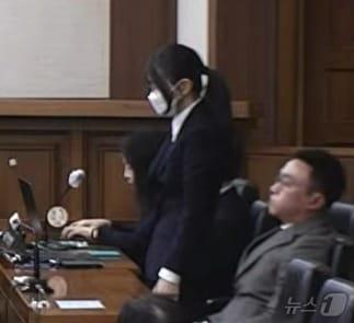 본문 이미지 - 김건희 여사가 28일 오후 서울 서초구 중앙지방법원에서 자본시장법·정치자금법 위반, 특정범죄 가중처벌법상 알선수재 혐의 1심 선고 공판에서 선고를 받고 있다. (중앙지법 제공. 재판매 및 DB 금지) 2026.1.28/뉴스1