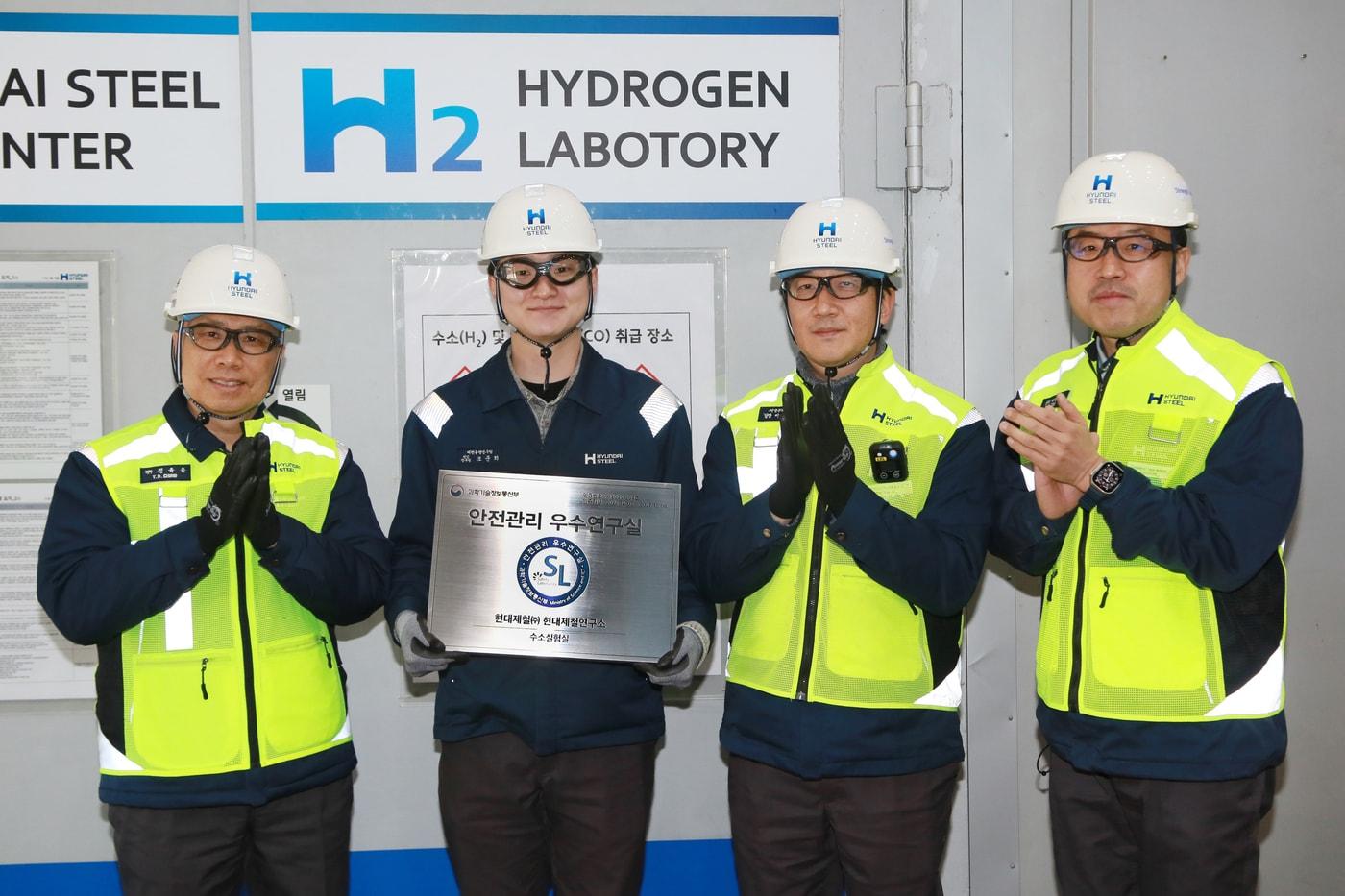 본문 이미지 - 현대제철 당진제철소 연구소 임직원들이 안전관리 우수연구실 신규 인증 기념 촬영을 하고 있다. 왼쪽부터 현대제철 정유동 전무, 조준희 전임연구원, 이종협 팀장, 태순재 상무. (현대제철 제공)