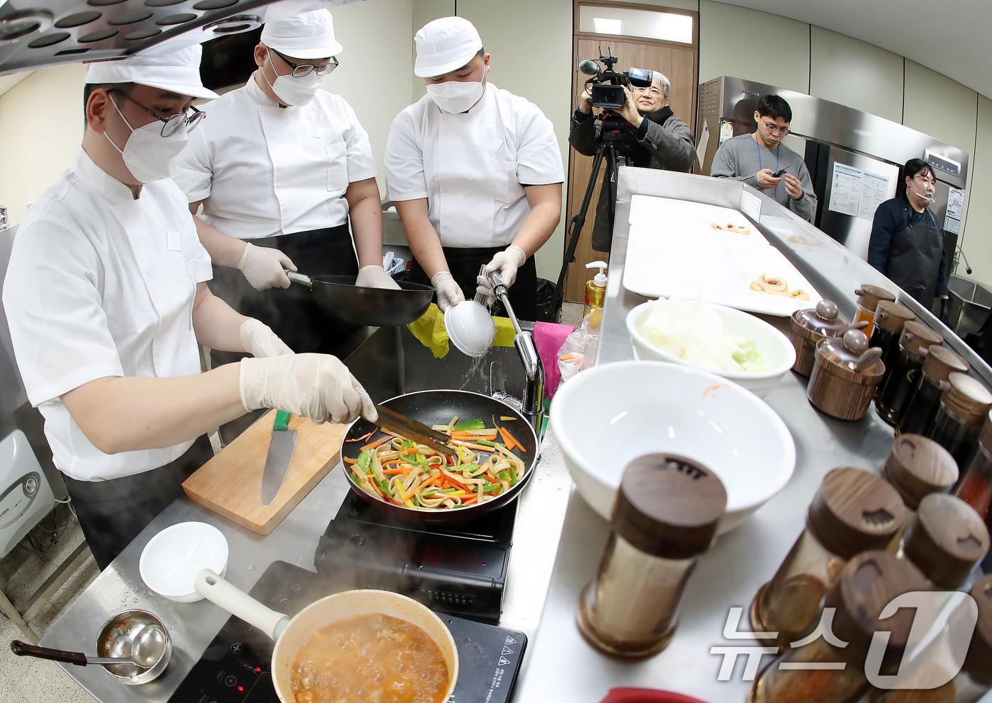 본문 이미지 - 28일 오후 육군 제2작전사령부 주최로 5군수지 원사령부 조리병 교육대에서 열린 'K-2작전사 군식(軍食)대첩' 본선 출전팀이 90분 이내에 도전 메뉴를 완성하기 위해 조리에 집중하고 있다. 2026.1.28/뉴스1 ⓒ News1 공정식 기자
