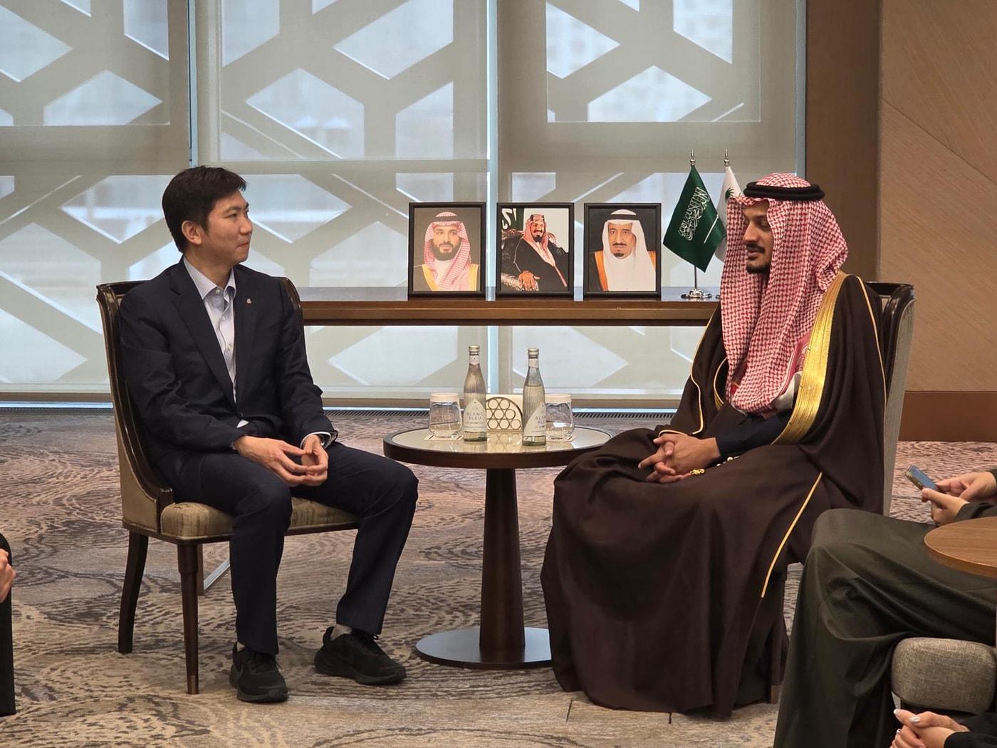 본문 이미지 - 유승민 대한체육회장이 압둘라지즈 배셴 사우디아라비아 올림픽위원회 사무총장과 면담하고 있다. (대한체육회 제공)