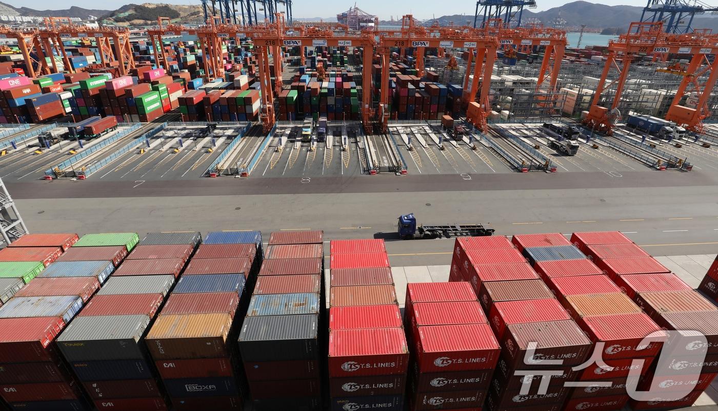 본문 이미지 -  28일 경남 창원 진해구 부산신항 부두 야적장에 컨테이너가 쌓인 모습. 2026.1.28/뉴스1 ⓒ News1 윤일지 기자