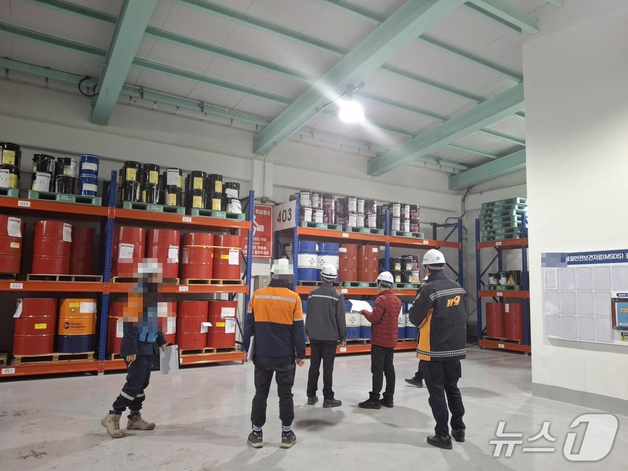 본문 이미지 - 강원특별자치도 소방본부,  겨울철 공장시설 화재예방 점검 현장.(도소방본부 제공, 재판매 및 DB금지)