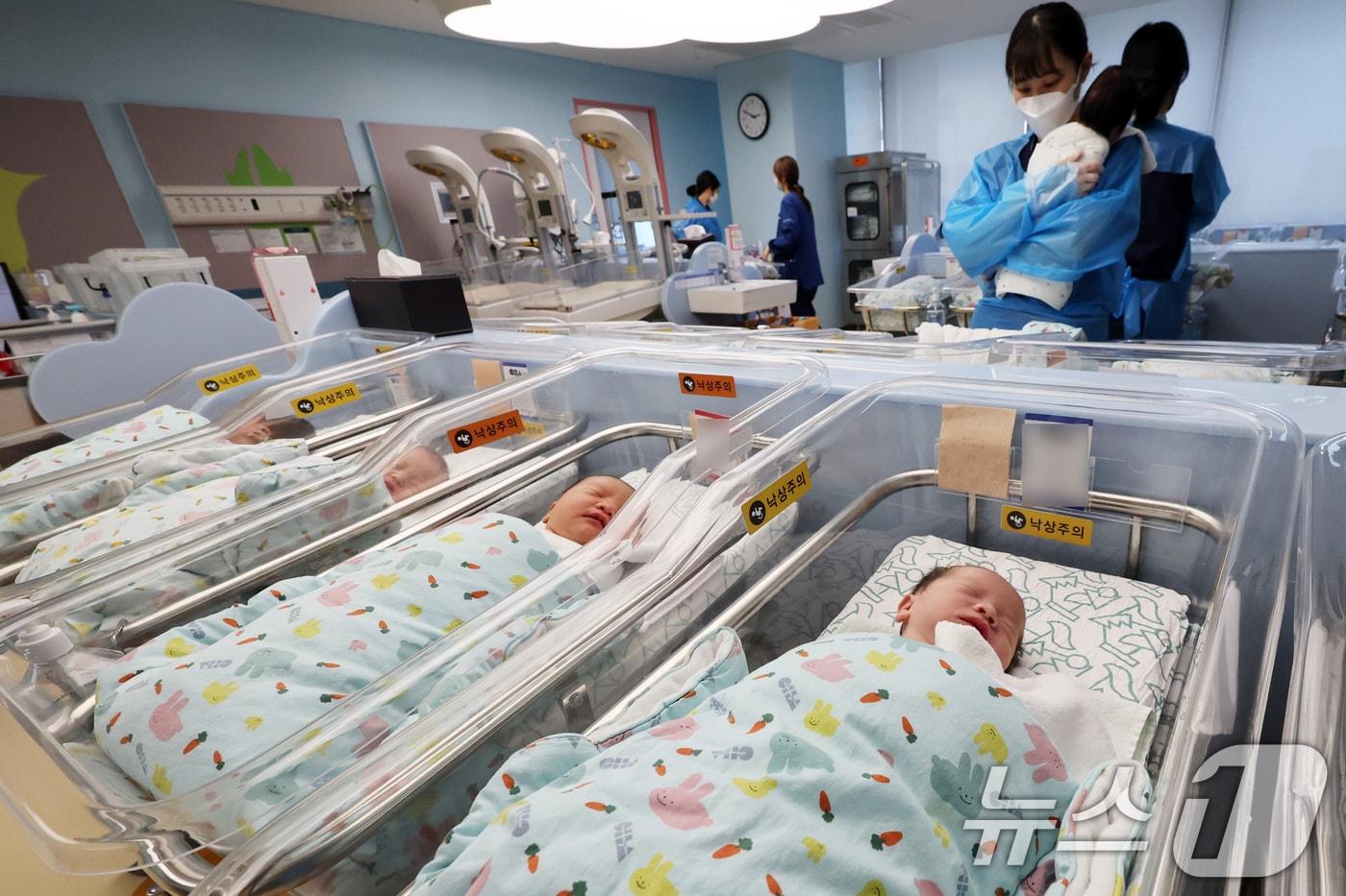 본문 이미지 - 28일 경기 고양시 일산차병원 신생아실에서 간호사가 아기를 돌보고 있다. 2026.1.28 ⓒ 뉴스1 황기선 기자