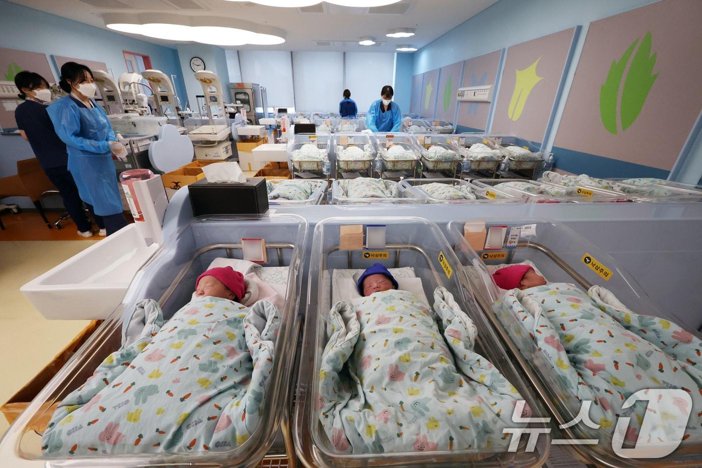본문 이미지 - 지난달 28일 경기 고양시 일산차병원 신생아실에서 간호사가 아기를 돌보고 있다. (사진은 기사 내용과 무관함) 2026.1.28 ⓒ 뉴스1 황기선 기자