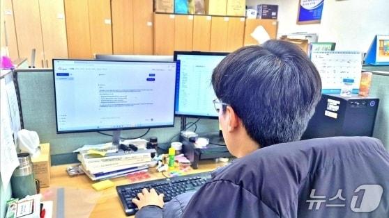 본문 이미지 - 전주시설관리공단이 행정 효율성을 높이기 위해 ‘AI 통합 플랫폼’을 도입했다. 사진은 AI 통합 플랫폼을 통해 업무를 하고 있는 시설공단 직원. (전주시설공단 제공, 재판매 및 DB 금지)/뉴스1