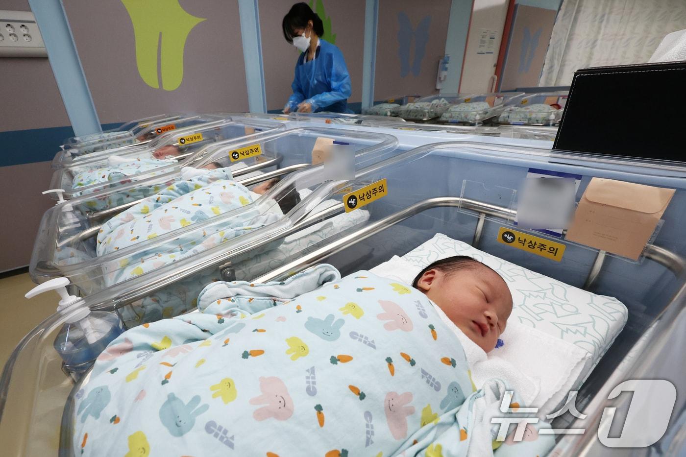 본문 이미지 - 28일 국가데이터처가 발표한 '2025년 11월 인구동향'에 따르면 지난해 11월 출생아는 2만 710명으로 전년 동월(2만 83명)보다 627명(3.1%) 증가했다. 2026.1.28/뉴스1 ⓒ News1 황기선 기자