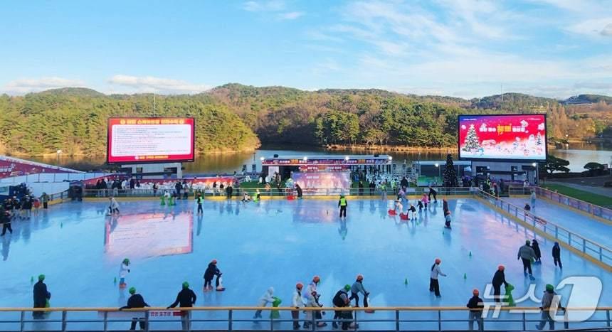 본문 이미지 - 지난해 울산 문수 꿀잼빙상장 운영 모습. (울산시설공단 제공. 재판매 및 DB 금지) /뉴스1