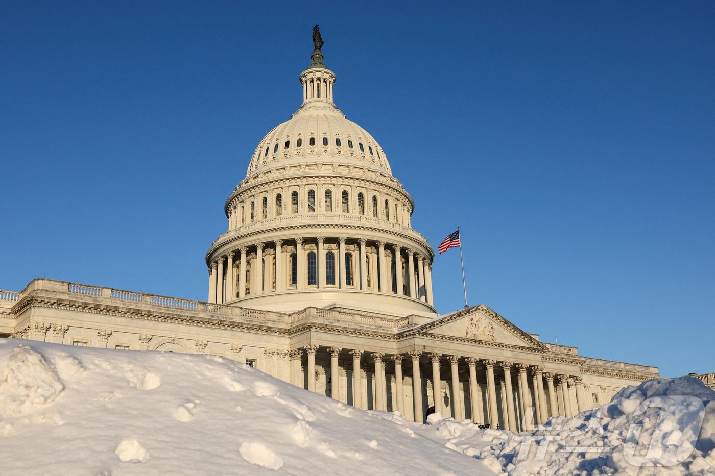 본문 이미지 - 눈이 쌓인 미국 워싱턴DC에 있는 국회의사당. 2026.1.27 ⓒ 로이터=뉴스1 ⓒ News1 김경민 기자