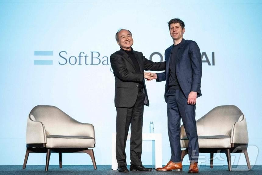 본문 이미지 - 손정의 소프트뱅크 회장과 샘 올트먼 오픈AI cEO ⓒ AFP=뉴스1