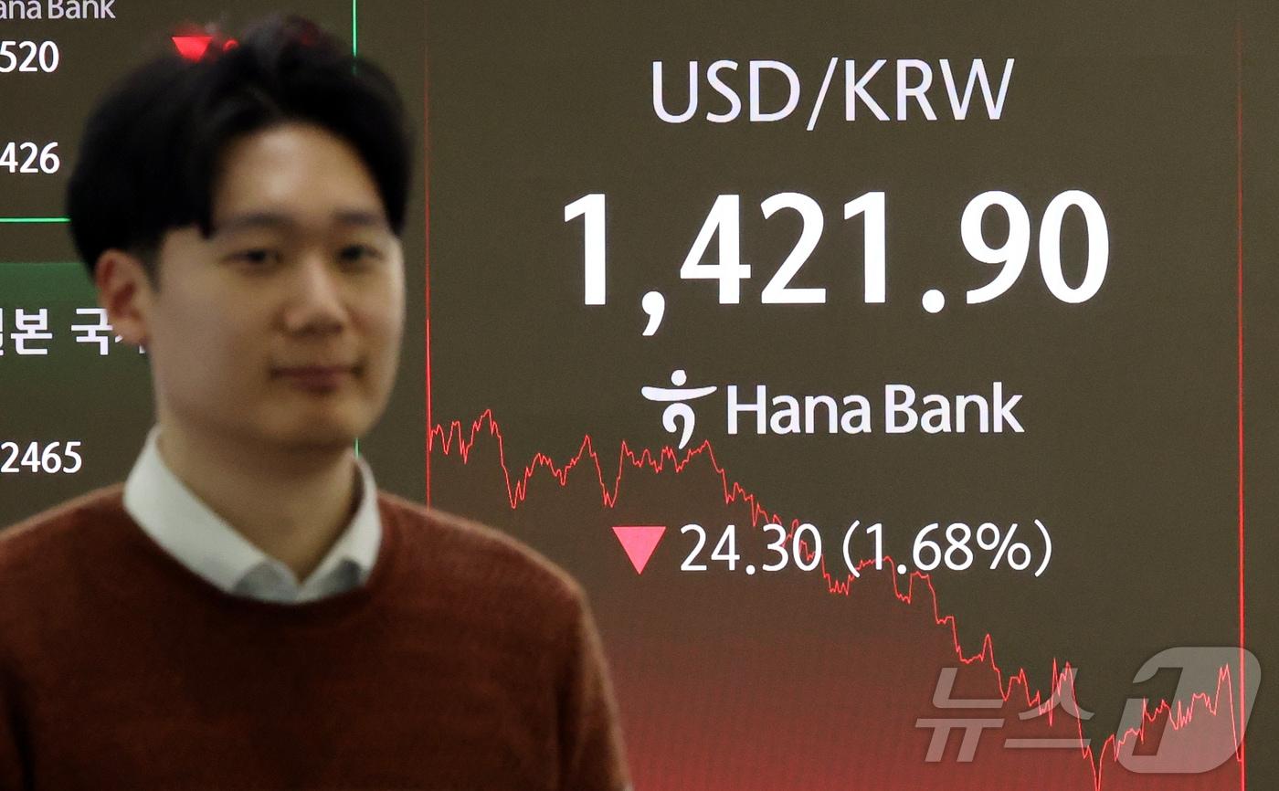 본문 이미지 - 28일 오후 서울 중구 하나은행 딜링룸 전광판에 종가 시황이 나타나고 있다.. 2026.1.28/뉴스1 ⓒ News1 김진환 기자