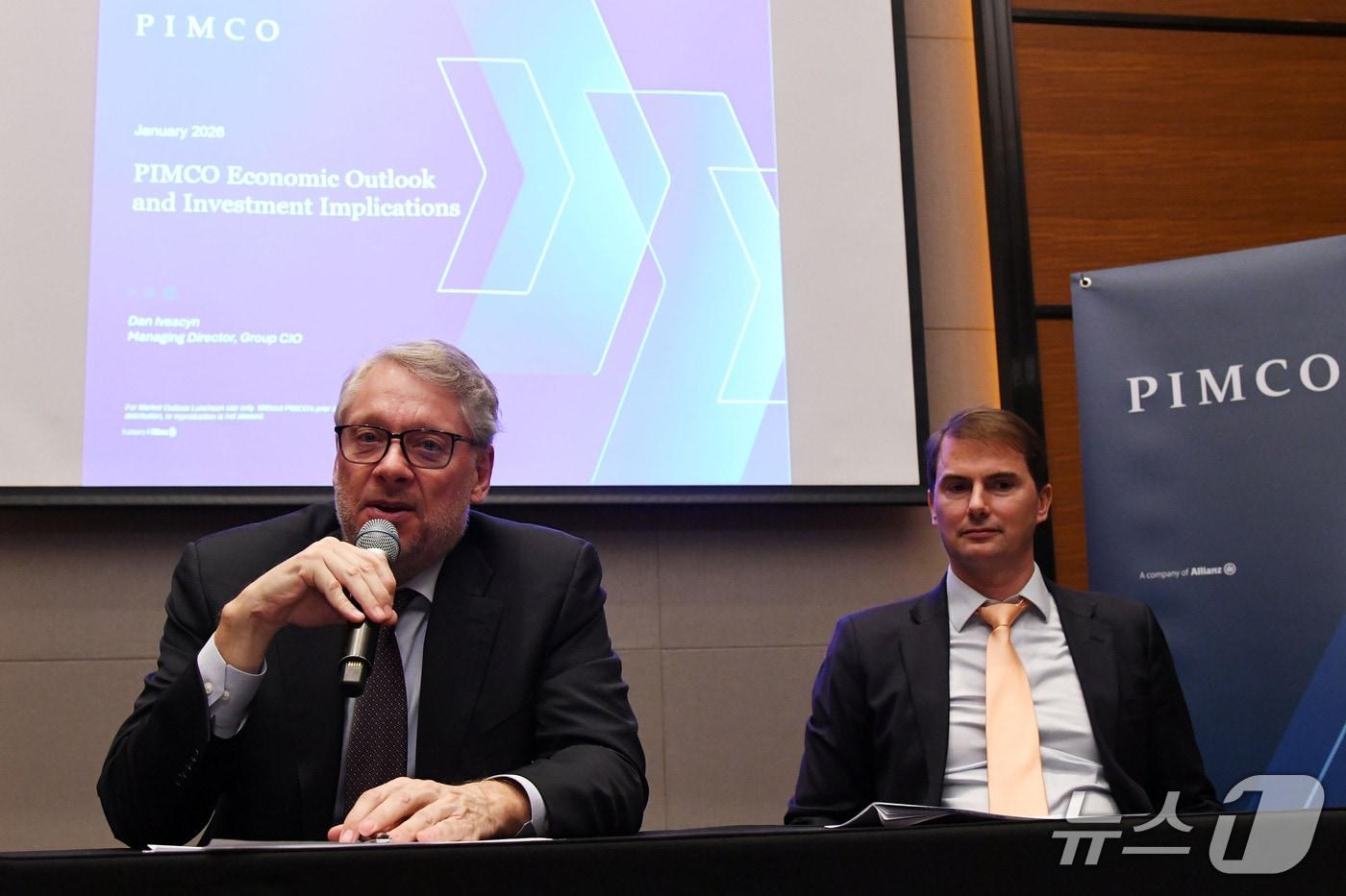 본문 이미지 - 핌코(PIMCO)의 댄 아이버슨(Dan Ivascyn, 왼쪽) 그룹 최고투자책임자(Group CIO)와 러셀 개너웨이(Russell Gannaway) 대체 신용 부문 포트폴리오 매니저가 28일 콘래드 서울 호텔에서 열린 ‘PIMCO 2026 미디어 브리핑’에서 2026년 글로벌 경기 순환 전망에 대한 인사이트를 공유했다.  /출처:핌코코리아