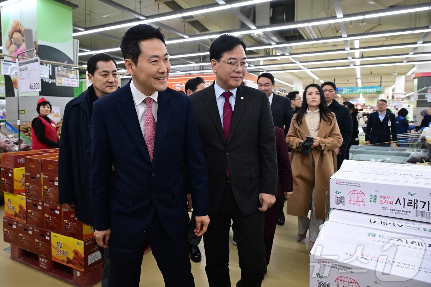 본문 이미지 - 단식 종료 후 당무에 복귀한 장동혁 국민의힘 대표가 28일 서울 서초구 하나로마트 양재점을 찾아 설 맞이 물가를 살펴보며 직원들에게 미소짓고 있다. (공동취재) 2026.1.28/뉴스1 ⓒ News1 박정호 기자