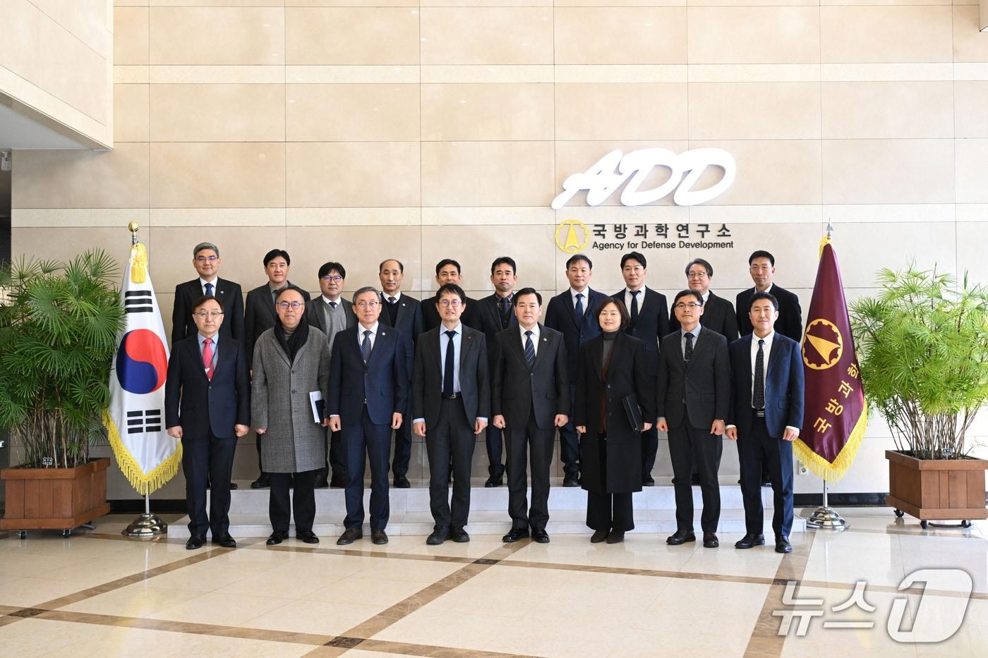 본문 이미지 - 김승룡 소방청장 직무대행이 국방과학연구소를 방문하여 이건완 국방과학연구소장 등 관계자들과 함께 기념 촬영을 하고 있다