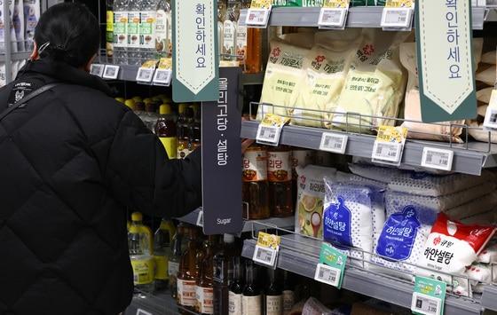 본문 이미지 - 28일 서울 시내 한 대형마트에 설탕 제품들이 진열되어 있다. 이재명 대통령은 이날 X(구 트위터)를 통해 첨가당을 과다하게 사용하는 기업에 '설탕 부담금'을 부과하는 방안을 거론했다. ⓒ News1 최지환 기자