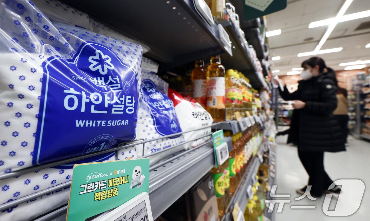 본문 이미지 - 28일 서울 시내 한 대형마트에 설탕 제품들이 진열되어 있다. 이재명 대통령은 이날 X(구 트위터)를 통해 첨가당을 과다하게 사용하는 기업에 '설탕 부담금'을 부과하는 방안을 거론했다. 2026.1.28/뉴스1 ⓒ News1 최지환 기자