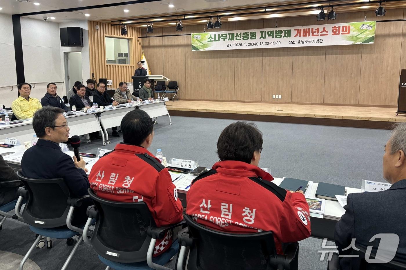 본문 이미지 - 박은식 산림청 차장(앞줄 맨 왼쪽)이 호남호국기념관에서 소나무재선충병 확산 차단을 위한 순천시 지역방제 거버넌스 회의를 주재하고 있다.(산림청 제공.재판매 및 DB금지)/뉴스1