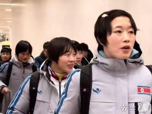 본문 이미지 - 북한 레슬링 대표팀이 지난 26일 '이반 야리긴컵'이 열리는 크라스노야르스크에 도착하는 모습.(러시아 크라스노야르스크 체육부 제공).