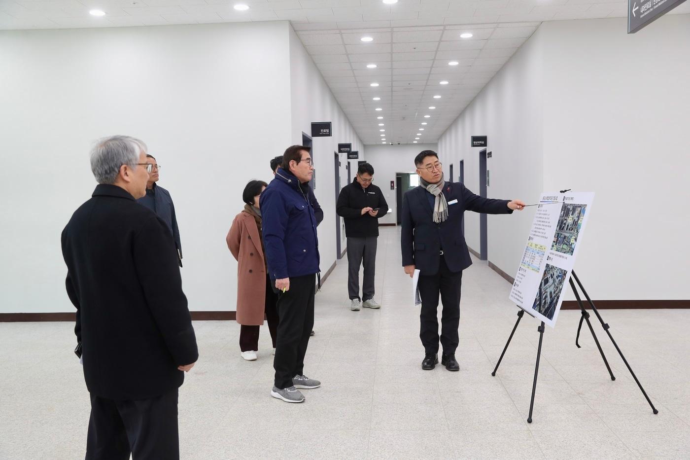 본문 이미지 - 김동일 시장(가운데)이 원도심 복합업무타운을 찾아 시설 현황에 대해 보고받고 있다.(보령시 제공. 재판매 및 DB금지)/뉴스1